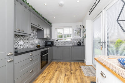 Hall Road, Esh